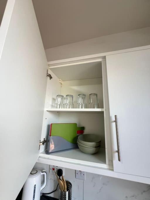 לונדון 2 Bedroom Apartment Near Station מראה חיצוני תמונה