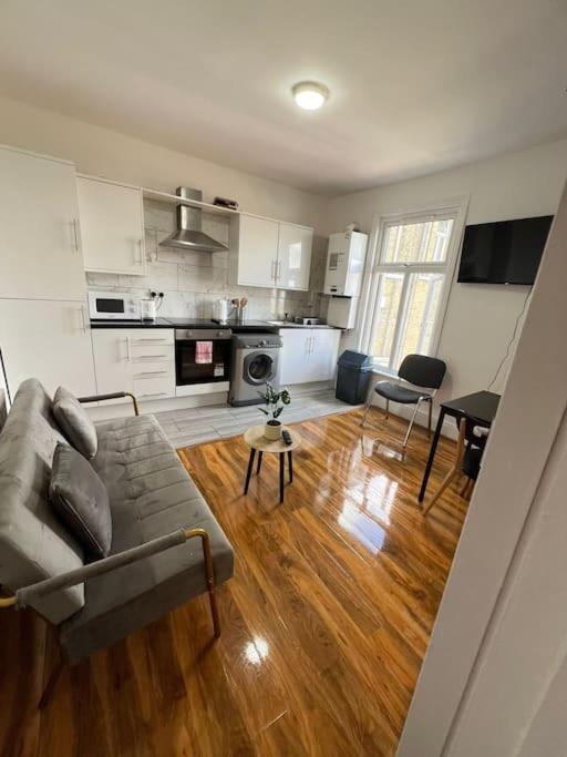 לונדון 2 Bedroom Apartment Near Station מראה חיצוני תמונה