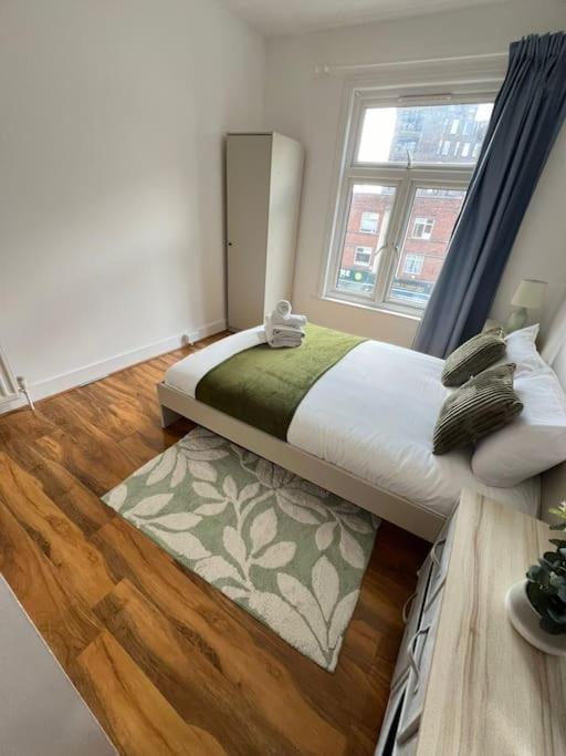 לונדון 2 Bedroom Apartment Near Station מראה חיצוני תמונה
