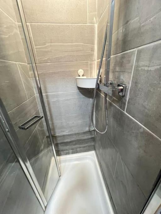 לונדון 2 Bedroom Apartment Near Station מראה חיצוני תמונה