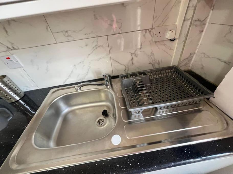 לונדון 2 Bedroom Apartment Near Station מראה חיצוני תמונה