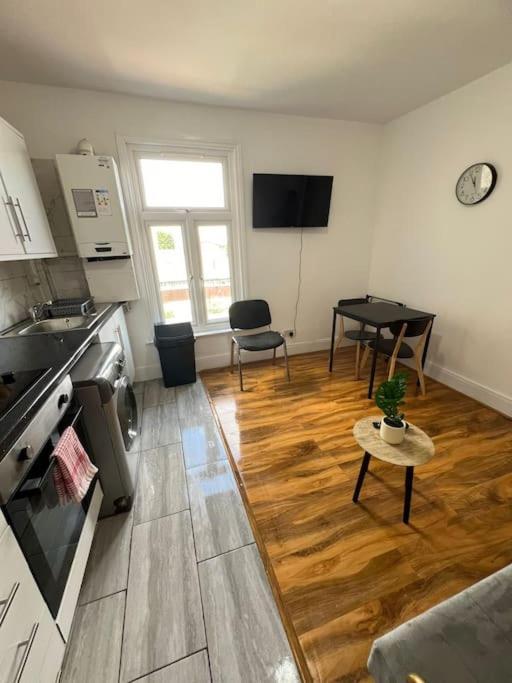 לונדון 2 Bedroom Apartment Near Station מראה חיצוני תמונה