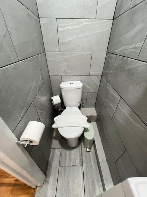 לונדון 2 Bedroom Apartment Near Station מראה חיצוני תמונה