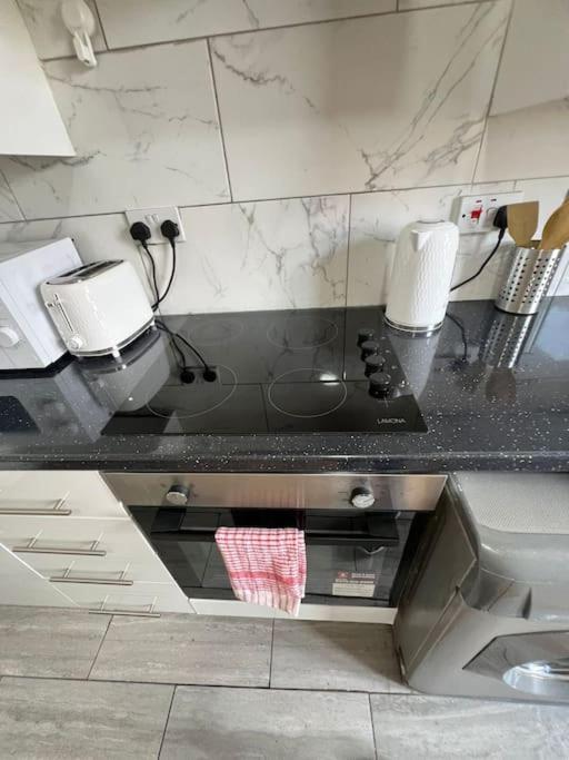 לונדון 2 Bedroom Apartment Near Station מראה חיצוני תמונה