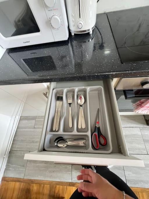 לונדון 2 Bedroom Apartment Near Station מראה חיצוני תמונה