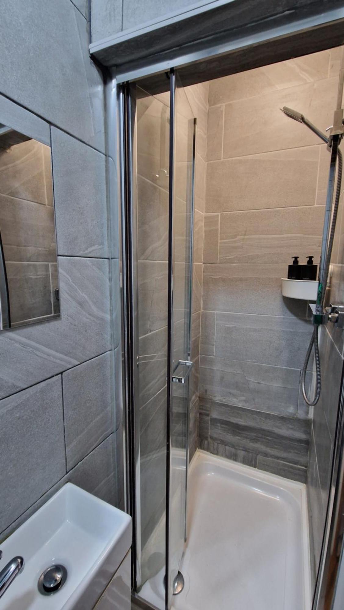 לונדון 2 Bedroom Apartment Near Station מראה חיצוני תמונה
